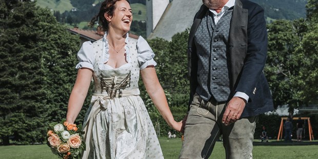 Hochzeitsfotos - Art des Shootings: After Wedding Shooting - Tirol - Brautpaar beim Fotoshooting nach der freien Trauung in Kitzbühel - Sophia Eerden