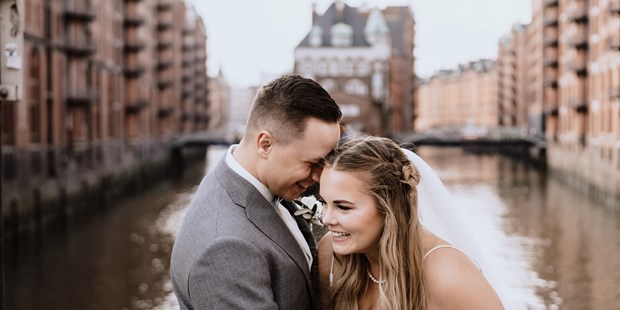 Hochzeitsfotos - Lüneburger Heide - Brautpaar vor dem Wasserschloss in der Speicherstadt - Sonam Königsmark | Hochzeitsfotograf Hamburg
