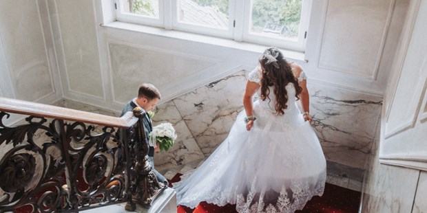 Hochzeitsfotos - Saarland - Authentischer Schnappschuss aus der Situation heraus auf der Treppe :) - Jean Visuals