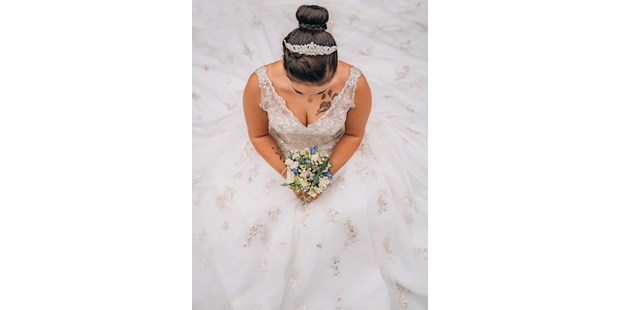 Hochzeitsfotos - Fotostudio - Großrußbach - Eine Braut, von oben runterfotografiert, am Boden sitzend, umringt von ihrem Brautkleid - Timescape by Malina - Erinnerungen für die Ewigkeit