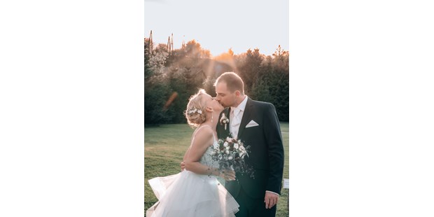 Hochzeitsfotos - Fotostudio - Korneuburg - Ein Brautpaar, küssend zum Sonnenuntergang - Timescape by Malina - Erinnerungen für die Ewigkeit