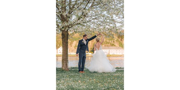 Hochzeitsfotos - Fotostudio - Kasten bei Böheimkirchen - Ein Brautpaar tanzt unter einem blühenden Kirschbaum - Timescape by Malina - Erinnerungen für die Ewigkeit
