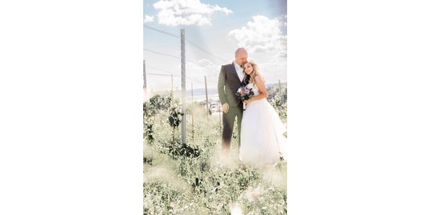 Hochzeitsfotos - Fotostudio - Mannswörth - Ein Brautpaar zwischen Weinreben - Timescape by Malina - Erinnerungen für die Ewigkeit