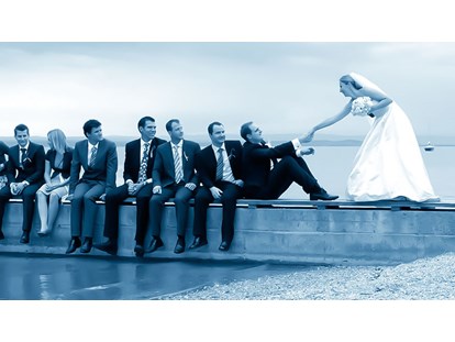 Hochzeitsfotos - Art des Shootings: Prewedding Shooting - Münzbach (Münzbach) - Braut und Bräutigam mit Freunden am Neusiedlersee. - August Lechner