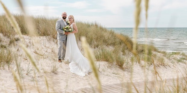 Hochzeitsfotos - zweite Kamera - Ostseeküste - Hochzeit am Strand von Dierhagen auf dem Darss an der Ostsee - Viktoria Zehbe