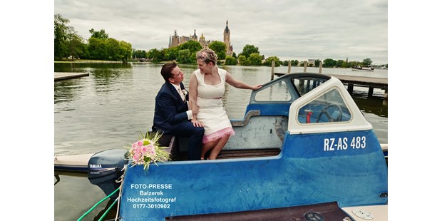 Hochzeitsfotos - Mecklenburg-Vorpommern - Brautpaar am Schweriner See - BALZEREK, REINHARD