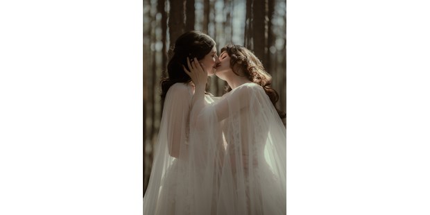 Hochzeitsfotos - Copyright und Rechte: Bilder auf Social Media erlaubt - Bezirk Steyr-Land - Paarshooting in Hochzeitskleidern im Wald - RABENSCHWARZ ART