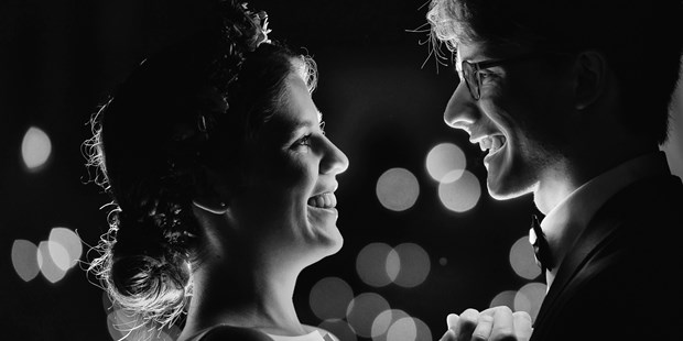 Hochzeitsfotos - Fotostudio - Grafenau (Freyung-Grafenau) - Außergewöhnliches Hochzeitsbild bei Nacht - Roland Sulzer Fotografie 