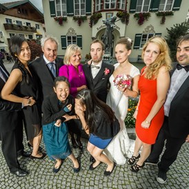 Hochzeitsfotograf: Gruppenbild am Marktplatz in St. Gilgen - FOTO FLAUSEN - Andreas Brandl