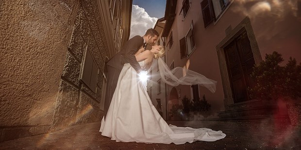 Hochzeitsfotos - Berufsfotograf - Bezirk Innsbruck Land - in einer Gasse in Kaltern / Südtirol - JB_PICTURES