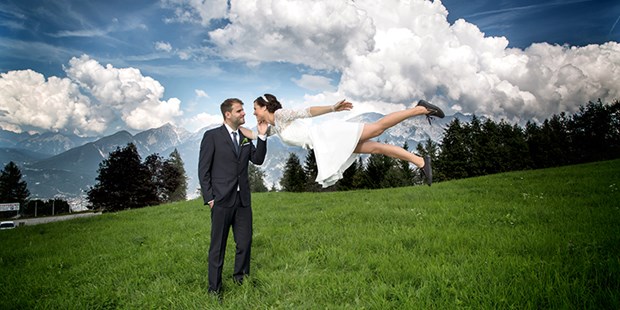 Hochzeitsfotos - Copyright und Rechte: Bilder auf Social Media erlaubt - Rum - Beispiel: flying bride - Wolfgang Thaler photography