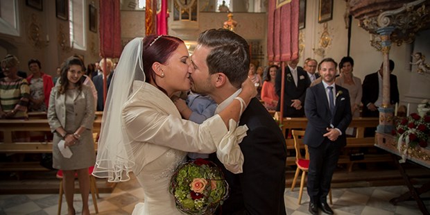 Hochzeitsfotos - Copyright und Rechte: Bilder auf Social Media erlaubt - Region Innsbruck - erster Kuss als Ehepaar - Wolfgang Thaler photography