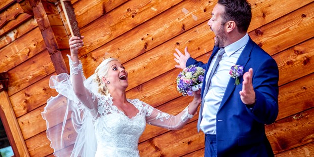 Hochzeitsfotos - Art des Shootings: Portrait Hochzeitsshooting - Ehrwald - WHAAAAT - Auch bei Brautpaarhootings fliegen manchmal die Fetzen :D :D - click & smile photography