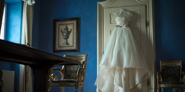 Hochzeitsfotos - Fotostudio - Hausruck - Brautkleid im Fürstenzimmer vom Schlosshotel Iglhauser in Mattsee - FOTO FLAUSEN - Andreas Brandl