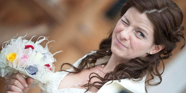 Hochzeitsfotos - Fotobox mit Zubehör - Hausruck - Kritischer Blick der Braut in Richtung ihres Bräutigams vor der Trauung. Irgendwo am Berg in Salzburg. - FOTO FLAUSEN - Andreas Brandl