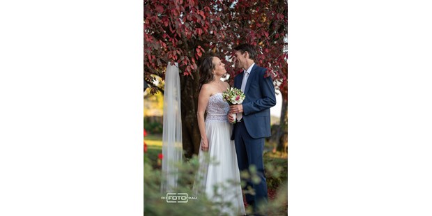 Hochzeitsfotos - Art des Shootings: Portrait Hochzeitsshooting - Donau Oberösterreich - Brautpaar im Schloss Riedegg - DieFotoFrau