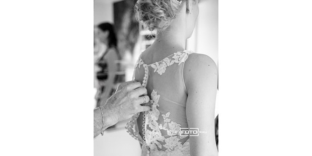 Hochzeitsfotos - Art des Shootings: Trash your Dress - Hausruck - Getting Ready - DieFotoFrau
