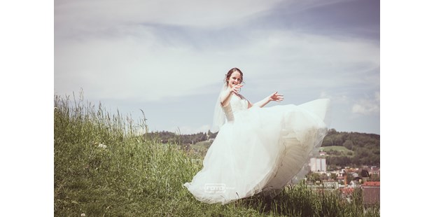 Hochzeitsfotos - Art des Shootings: Portrait Hochzeitsshooting - Linz (Linz) - Hochzeit in Linz, Schlosspark
 - DieFotoFrau