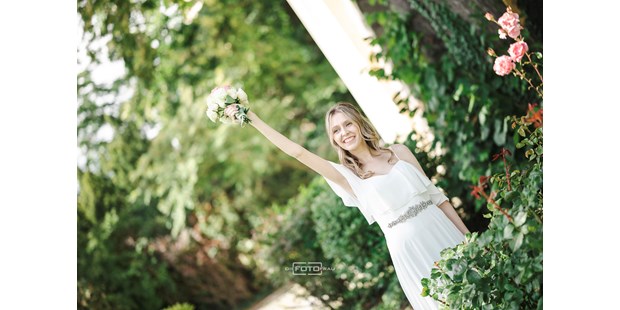 Hochzeitsfotos - Fotostudio - Hausruck - glückliche Braut - DieFotoFrau