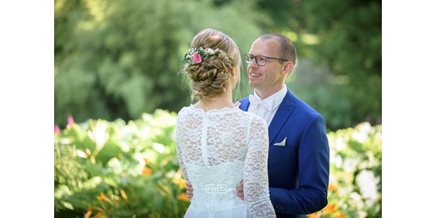 Hochzeitsfotos - Art des Shootings: Trash your Dress - Hausruck - Brautpaar - DieFotoFrau
