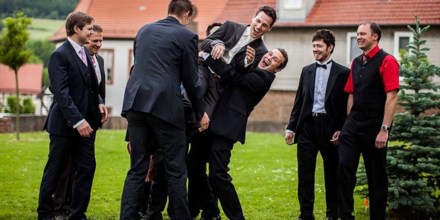 Hochzeitsfotos - Copyright und Rechte: Bilder auf Social Media erlaubt - Region Köln-Bonn - Männer Gruppenbild Hochzeitsreportage Dorina Köbele-Milas - Dorina Köbele-Milaş