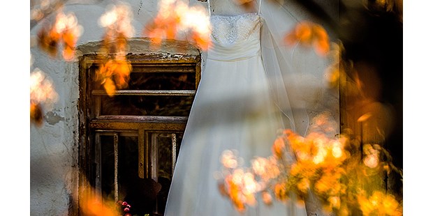Hochzeitsfotos - Art des Shootings: Trash your Dress - Aachen - Hochzeitsfotografie Details Brautkleid Hochzeitsreportage Bayern Dorina Köbele-Milas - Dorina Köbele-Milaş