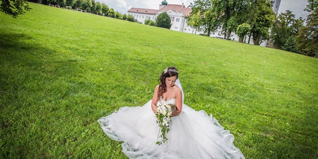 Hochzeitsfotos - Art des Shootings: Trash your Dress - Schwanenstadt - Hochzeit Schloss Ennsegg  - Roman Gutenthaler