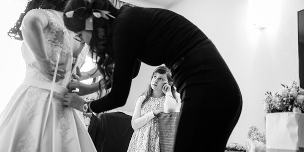Hochzeitsfotos - Berufsfotograf - Traunsee - Getting Ready mit einem neugierigen Kind - Dieter Hawlan