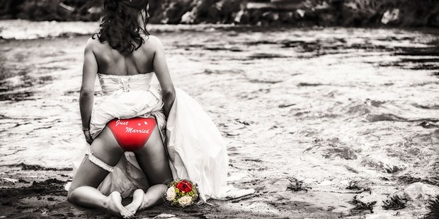 Hochzeitsfotos - Art des Shootings: Unterwassershooting - Kißlegg - Hochzeitsfotografin Monika Kessler Trash the Dress - Art of Photography Monika Kessler