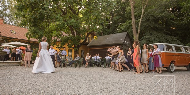 Hochzeitsfotos - Fotostudio - Neunburg vorm Wald - Brautstrauß werfen - Klaus Mittermayr Fotografie