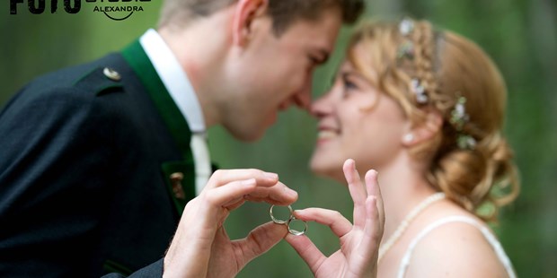 Hochzeitsfotos - Art des Shootings: Portrait Hochzeitsshooting - Weiz - Zwei Hände, zwei Ringe, ein Versprechen gegeben.  - Wünscher Alexandra