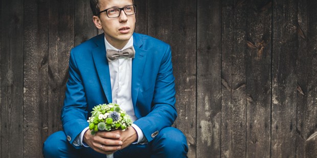 Hochzeitsfotos - Art des Shootings: Trash your Dress - Weinviertel - Fine Art Hochzeitsfotograf, Bräutigam mit Brautstrauß - ultralicht Fotografie