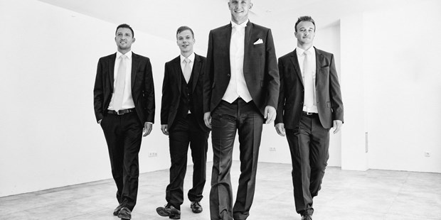 Hochzeitsfotos - Copyright und Rechte: Bilder auf Social Media erlaubt - Österreich - Fine Art Hochzeitsfotograf, der Bräutigam und seine Jungs - ultralicht Fotografie