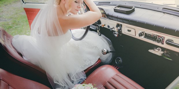 Hochzeitsfotos - Copyright und Rechte: Bilder auf Social Media erlaubt - Österreich - Fine Art Hochzeitsfotograf, Braut träumt im Oldtimer - ultralicht Fotografie