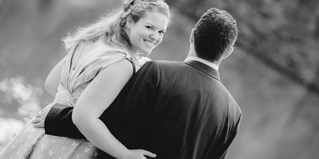 Hochzeitsfotos - Copyright und Rechte: Bilder privat nutzbar - Enns - Fine Art Hochzeitsfotograf, Braut blickt zurück - ultralicht Fotografie