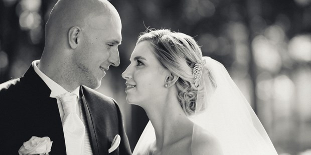 Hochzeitsfotos - Copyright und Rechte: Bilder auf Social Media erlaubt - Österreich - Fine Art Hochzeitsfotograf, verliebtes Brautpaar - ultralicht Fotografie