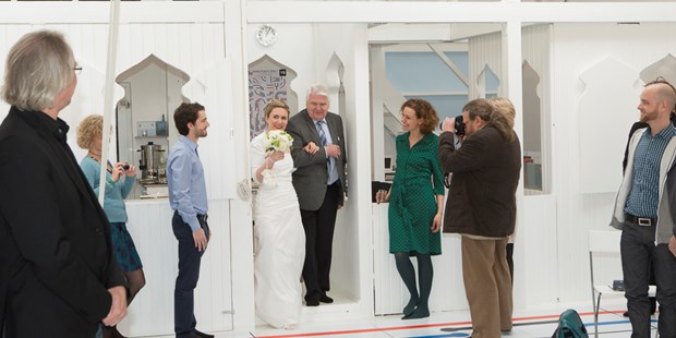 Hochzeitsfotos - Art des Shootings: Trash your Dress - Kayhude - TolleHochzeitsfotos.de Jan-Timo Schaube