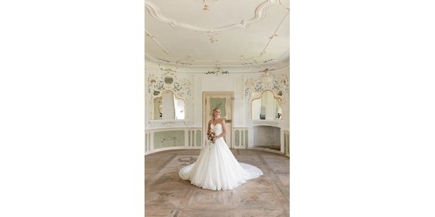 Hochzeitsfotos - Fotobox mit Zubehör - Ostermundigen - Braut im Spiegelsaal Schloss Reichenau - Stefanie Blochwitz Fotografie - Nordlichtphoto