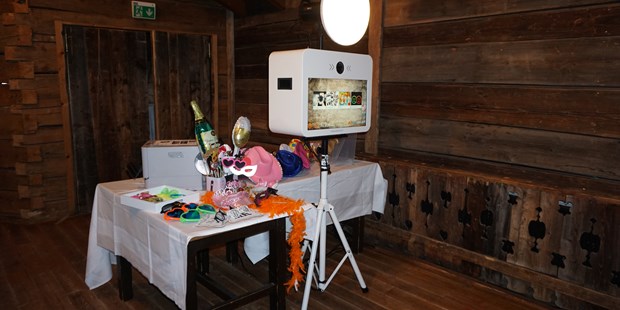 Hochzeitsfotos - Oberösterreich - Hochzeit im urigen Stadl bei Salzburg mit einer Kimodo Fotobox PREMIUM 2019 - Kimodo Fotobox - Die unterhaltsamste Art ins Bild zu kommen. Besser als jedes Selfie ...