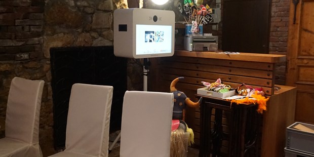 Hochzeitsfotos - Fotobox mit Zubehör - Oberösterreich - Auch wenn wenig Platz zur Verfügung steht, findet eine Kimodo Fotobox ihren perfekten Platz. Hochzeit in Leibnitz 2019 - Kimodo Fotobox - Die unterhaltsamste Art ins Bild zu kommen. Besser als jedes Selfie ...