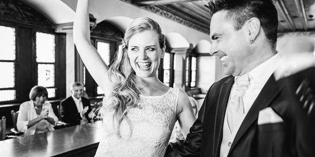 Hochzeitsfotos - Copyright und Rechte: Bilder frei verwendbar - Altomünster - Brautpaar während der Trauung - Stefan Kuhn Hochzeitsfotografie