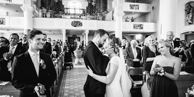 Hochzeitsfotos - Copyright und Rechte: Bilder auf Social Media erlaubt - Horben - Brautpaar während der Trauung - Stefan Kuhn Hochzeitsfotografie