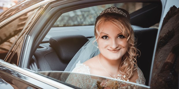 Hochzeitsfotos - Art des Shootings: Fotostory - Dresden - Braut im Brautauto - LM-Fotodesign