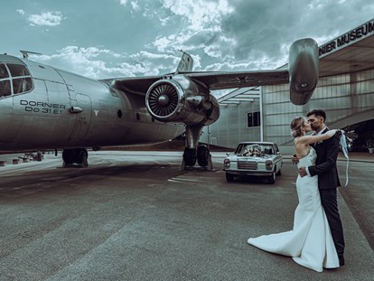 Hochzeitsfotos - Kißlegg - Coupleshooting am Flughafen vom Hochzeitsfotograf Foto Girone. - Foto Girone