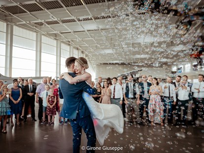 Hochzeitsfotos - Copyright und Rechte: Bilder dürfen bearbeitet werden - Absam - Der erste gemeinsame Tanz. - Foto Girone