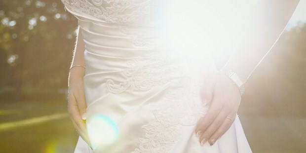 Hochzeitsfotos - Copyright und Rechte: Bilder auf Social Media erlaubt - Fraunberg - Portraitshooting Kleid Schloß Oberschleißheim - markus krompaß photographie