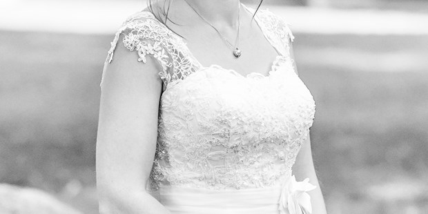 Hochzeitsfotos - Copyright und Rechte: Bilder auf Social Media erlaubt - Fraunberg - Portrait Braut Erding Stadtpark - markus krompaß photographie
