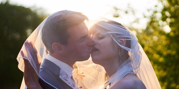 Hochzeitsfotos - Copyright und Rechte: Bilder auf Social Media erlaubt - Schleswig-Holstein - Pure Emotions Wedding