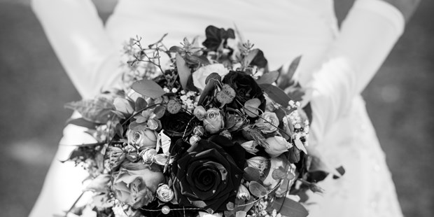 Hochzeitsfotos - Copyright und Rechte: Bilder auf Social Media erlaubt - Mattstetten - Braut mit Strauss - hochzeits-fotografen.ch