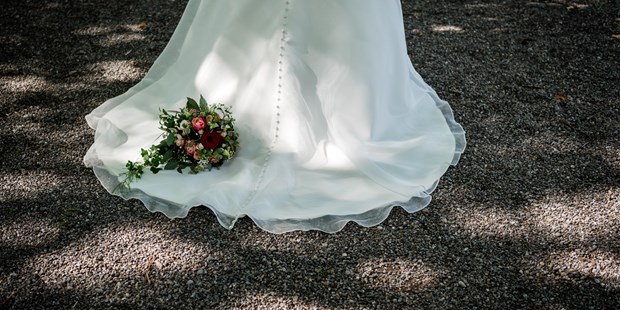 Hochzeitsfotos - Fotostudio - Thun - Brautkleid mit Strauss - hochzeits-fotografen.ch
